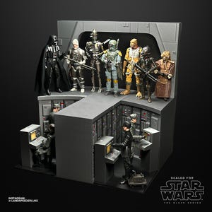 Könnte beinhalten: Ein Diorama mit Star Wars-Actionfiguren, darunter Darth Vader und Boba Fett, in einer grauen, industriell anmutenden Umgebung. Die Szene zeigt Computerkonsolen und eine erhöhte Plattform. Der Text "Scaled for Star Wars The Black Series" ist zu sehen.