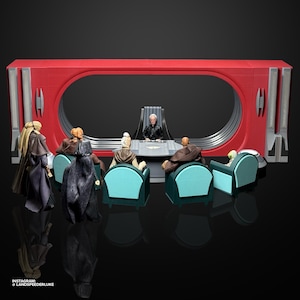 Puede incluir: Un diorama de Star Wars con figuras de acción en un entorno rojo y gris. La escena incluye un escritorio central con una figura sentada, rodeada de figuras en sillas turquesas. El fondo presenta una gran estructura roja.