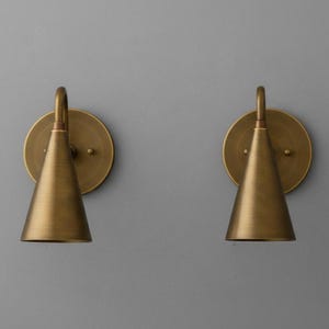 Moderne Messing-Wandleuchten, handgefertigte konische Wandleuchten, Mid-Century Modern Leuchten, Nachttisch-Leseleuchten, goldene Wandbeleuchtung
