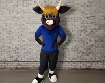 Mascote Touro Marrom Escuro com Camisa Esportiva Azul, Fantasia de Boi Atlético Tamanho Único para Adultos, Fantasia Profissional de Animal para Eventos e Equipes Esportivas.
