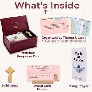 K&ouml;nnte beinhalten: Eine weinrote Aufbewahrungsbox mit pastellfarbenen Karteikarten, die mit Themen wie Anxiety und Loneliness beschriftet sind, einem kleinen Holzkreuz, einem Kartenhalter aus Holz und einem wei&szlig;en Path of Peace Gebetsheft mit einem Bild von Jesus.
