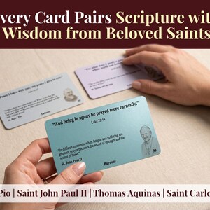 K&ouml;nnte beinhalten: Ein Set rechteckiger Karten mit Schriftstellen und Weisheiten von Heiligen. Jede Karte zeigt ein Zitat, den Namen eines Heiligen und ein Portr&auml;t. Der Text enth&auml;lt "Every Card Pairs Scripture with Wisdom from Beloved Saints" und "Padre Pio | Saint John Paul II | Thomas Aquinas | Saint Carlo Acutis."