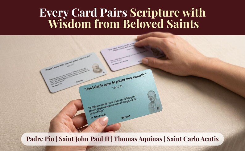 K&ouml;nnte beinhalten: Ein Set rechteckiger Karten mit Schriftstellen und Weisheiten von Heiligen. Jede Karte zeigt ein Zitat, den Namen eines Heiligen und ein Portr&auml;t. Der Text enth&auml;lt "Every Card Pairs Scripture with Wisdom from Beloved Saints" und "Padre Pio | Saint John Paul II | Thomas Aquinas | Saint Carlo Acutis."