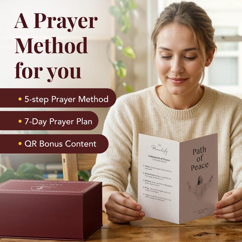 K&ouml;nnte beinhalten: Eine kastanienbraune Schachtel und eine gefaltete wei&szlig;e Karte mit dem Titel Path of Peace. Die Karte enth&auml;lt Text wie A Moment of Peace, 5-step Prayer Method, 7-Day Prayer Plan und QR Bonus Content. Der Text A Prayer Method for you ist gro&szlig;.