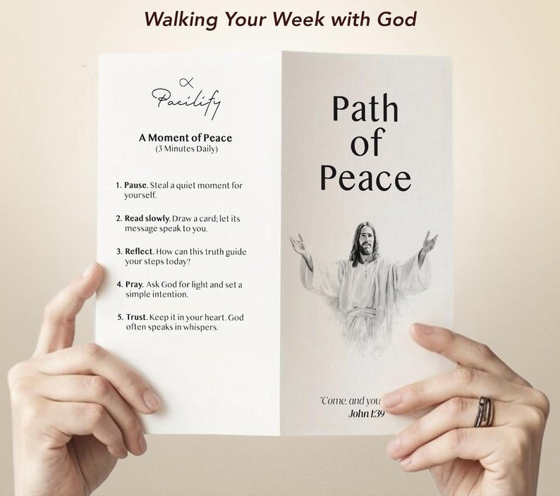 K&ouml;nnte beinhalten: Ein wei&szlig;es Informationsblatt mit dem Titel Walking Your Week with God und Path of Peace. Der Text enth&auml;lt A Moment of Peace, f&uuml;nf Schritte zur t&auml;glichen Reflexion, eine Abbildung einer Figur mit erhobenen Armen und den Text John 1:39.