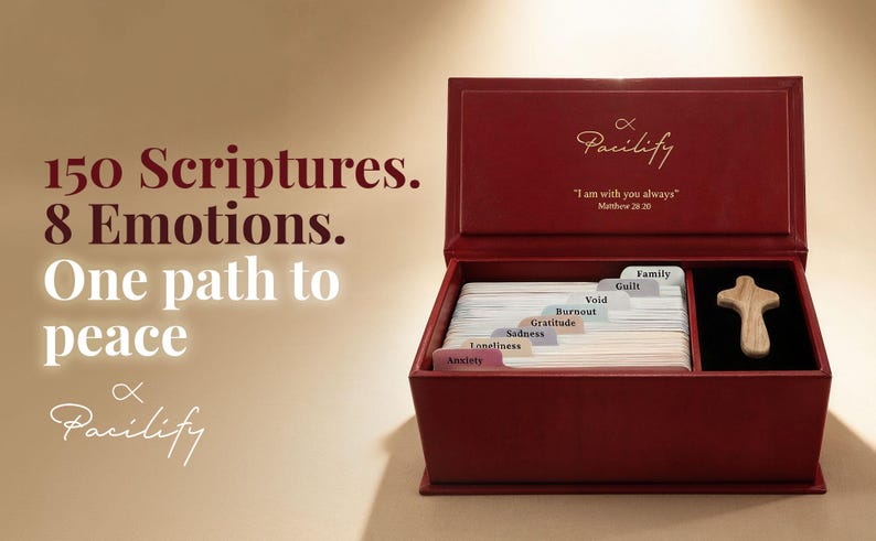 K&ouml;nnte beinhalten: Eine dunkelrote rechteckige Box mit offenem Deckel, die einen Satz organisierter Karten mit Registern enth&auml;lt, die mit Anxiety, Loneliness, Sadness, Gratitude, Burnout, Void, Guilt und Family beschriftet sind, sowie ein kleines Holzkreuz. Der Text lautet 150 Scriptures. 8 Emotions. One path to peace und Pacilify.