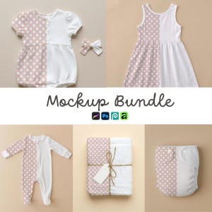 Könnte beinhalten: Ein Mockup-Bundle mit Babykleidung und Accessoires. Die Artikel umfassen einen Strampler, ein Kleid, eine Schleife, einen Strampler, Wickeldecken und eine Windel. Die Kleidung hat auf einer Seite ein rosa Polka-Dot-Muster und auf der anderen Seite weißen Stoff. Der Text "Mockup Bundle" wird angezeigt.