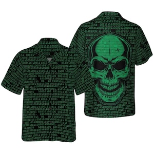 Puede incluir: Camisa verde de manga corta con un patrón de código binario y un gran gráfico de calavera en negro y verde en la espalda. La camisa tiene botones.