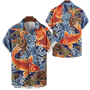 Op de afbeelding: Korte mouwen overhemd met een koi karper ontwerp. Het marineblauwe overhemd heeft oranje koi karpers, blauwe watergolven en groene bladeren. Het overhemd wordt gepresenteerd op een houten hanger.