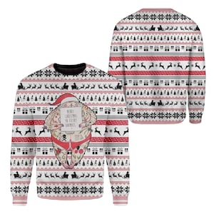 Puede incluir: Una sudadera de manga larga con cuello redondo y un patrón navideño repetitivo en rojo, blanco y negro de renos, trineos y regalos. El frente muestra un personaje tatuado con tanga roja y gorro de Papá Noel sosteniendo un cartel que dice Merry Christmas Ya Filthy Animals.