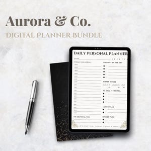 Peut inclure: Un ensemble de planificateur numérique avec le texte "Aurora & Co." et "Digital Planner Bundle". L'image présente une tablette affichant un planificateur personnel quotidien, un stylo et un carnet noir avec des accents dorés.
