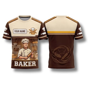 Puede incluir: Una camiseta de manga corta con temática de panadero. La parte delantera presenta un panadero de dibujos animados sosteniendo un rodillo, con la palabra "BAKER" debajo. La parte superior tiene el texto "YOUR NAME" y un gráfico de gorro de chef y rodillo. La parte trasera es marrón con un diseño de gorro de chef y rodillo.