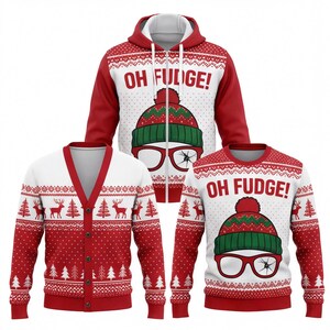 Può includere: Una felpa con zip, un cardigan con bottoni e un maglione a girocollo, tutti rossi e bianchi. Ogni capo presenta un motivo festivo con renne e alberi. La felpa e il maglione riportano la scritta OH FUDGE! sopra un berretto e degli occhiali.