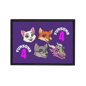 Könnte beinhalten: Rechteckiger Aufnäher mit lila Hintergrund mit Cartoon-Tiergesichtern: einer weißen Katze, einem orangefarbenen Fuchs, einem grauen Wolf und einem lila Drachen. Der Text "FURSONA 4" ist weiß, mit einer rosa Zahl 4. Der Aufnäher hat einen schwarzen Rand.