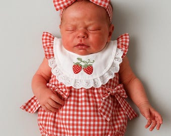 Mono de bebé con bordado de fresa, cuello de encaje y mangas con lazo, conjunto de una pieza