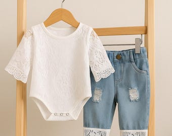 Conjunto de mameluco de encaje y jeans desgastados para bebé niña (0-24 meses)