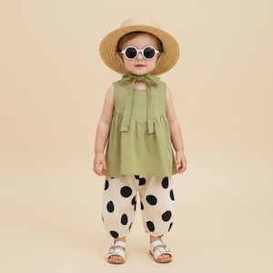 Conjunto bohemio para niña pequeña: top verde, pantalones de lunares, sombrero de paja, gafas de sol. Conjunto de verano para niños.
