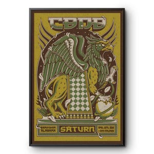Puede incluir: Un póster de concierto enmarcado con una ilustración de un grifo en tonos verdes, amarillos y marrones. El póster incluye el nombre de la banda "CBDB", el lugar "Saturn" y la fecha "25 de abril de 2016".