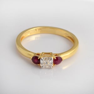 Robijnrode diamanten ring 14 kt geelgoud, geboortesteen juli, ring met drie stenen belofte, sierlijke diamanten ring, minimalistische gouden ring