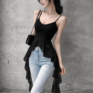 Puede incluir: Una taza de cerámica blanca con un asa negra y el texto "But First, Coffee" en negro, en negrita. La taza está sobre una superficie blanca.