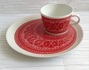 Arabia Cup & Snack Plate set.  Kaj Franck. Red Riikinkukko.  Raija Uosikkinen. Mid century modern, Danish Modern,Finland. 1962.