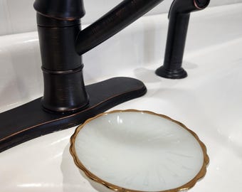 ゴールドトリム付きミルクガラス製ソープディッシュ – バスルーム用化粧台トレイ