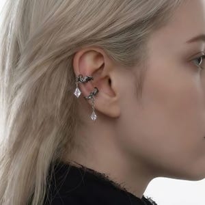 Vingförsedda öronmanschetter med kristalldroppar utan piercing