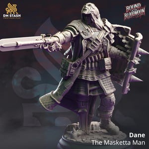 Puede incluir: Figura detallada impresa en 3D de "Dane The Masketta Man" en una pose dinámica, sosteniendo un arma grande y un escudo. La figura está vestida con una armadura con detalles intrincados, incluyendo un casco y hombreras. El color es gris.
