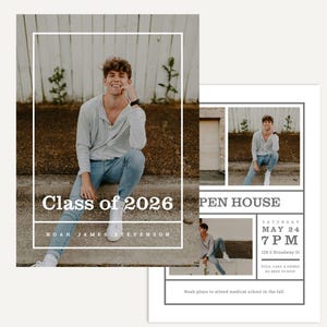 Könnte beinhalten: Design einer Abschlussankündigung mit einer Person in einem hellgrauen Hemd und blauen Jeans. Die Hauptkarte zeigt "Klasse von 2026" und "Noah James Stevenson". Eine kleinere Karte enthält Details zum "Tag der offenen Tür": Datum, Uhrzeit und Adresse.
