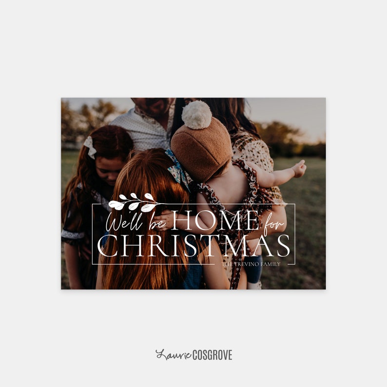 Puede incluir: Una familia de cinco personas posa para una tarjeta de Navidad. La familia est&aacute; de pie en un campo con hierba verde y &aacute;rboles en el fondo. El texto "We'll be HOME for CHRISTMAS The Trevino Family" est&aacute; escrito en blanco sobre un fondo negro.