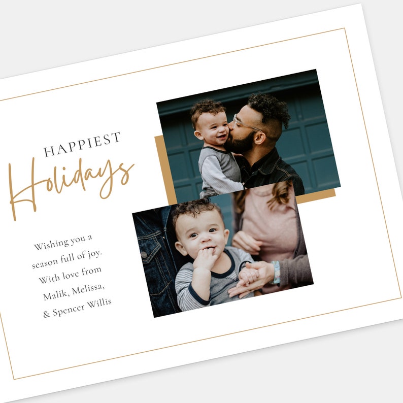 Op de afbeelding: Een kerstkaart met een handgeschreven boodschap die luidt: "HAPPIEST Holidays Wishing you a season full of joy. With love from Malik, Melissa, & Spencer Willis". De kaart toont twee foto's van een klein kind met zijn ouders.