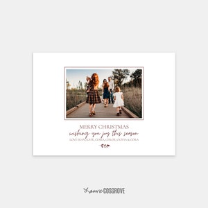 Puede incluir: Una tarjeta de Navidad con una familia de cinco personas caminando por un sendero de madera en un campo. La tarjeta tiene el texto "Merry Christmas wishing you joy this season" y "Love Sean, Kate, Ciara, Chloe, Olivia & Cora".