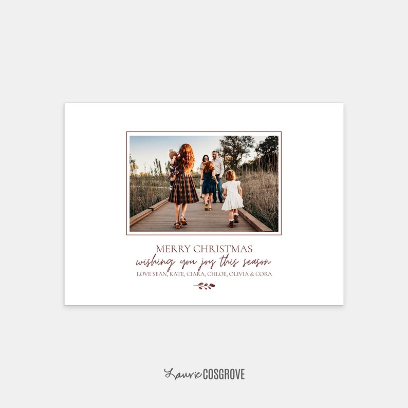 Puede incluir: Una tarjeta de Navidad con una familia de cinco personas caminando por un sendero de madera en un campo. La tarjeta tiene el texto "Merry Christmas wishing you joy this season" y "Love Sean, Kate, Ciara, Chloe, Olivia & Cora".