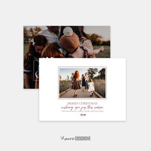 Puede incluir: Una tarjeta de Navidad con una foto de una familia caminando por un sendero de madera en un campo. La tarjeta dice "Feliz Navidad dese&aacute;ndoles alegr&iacute;a en esta temporada" y "Con amor Sean, Kate, Ciara, Chloe, Olivia & Cora". La tarjeta est&aacute; firmada "Laurie Cosgrove".