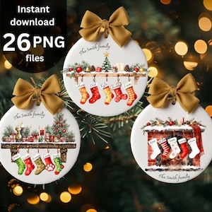 Puede incluir: Tres adornos redondos de cerámica blanca con lazos dorados e ilustraciones navideñas. Los diseños incluyen una repisa con calcetines colgantes con nombres, un árbol y regalos. Texto: The Smith family y 26 PNG files.
