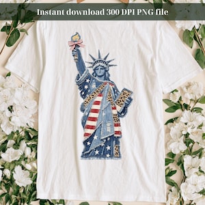Può includere: Una t-shirt bianca con una grafica della Statua della Libertà. La statua ha una veste con texture denim, una fascia a righe rosse e bianche, dettagli leopardati e un fiocco a righe rosse e bianche sulla torcia. Testo: Instant download 300 DPI PNG file.
