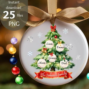 Puede incluir: Un adorno navideño redondo y blanco con una ilustración de un pino verde decorado con luces, lazos rojos y cinco esferas blancas etiquetadas como Liam, Emma, Granny, Mom y Dad. Una cinta roja en la parte inferior dice The Johnson family con lazo dorado.