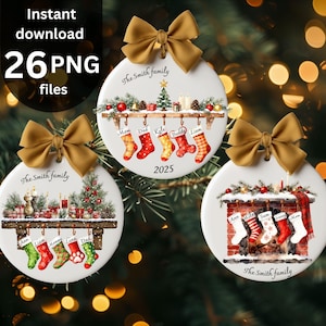 Könnte beinhalten: Drei runde Weihnachtsschmuckstücke mit goldenen Schleifen. Jedes Ornament zeigt einen Familiennamen und festliche Designs, darunter Strümpfe, einen Kamin und einen Weihnachtsbaum. Die Ornamente sind vor einem Hintergrund aus Weihnachtslichtern und Grün angeordnet.