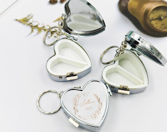 Personalisierte herzförmige Pillendose mit Fächern und personalisierter Gravur-Schlüsselanhänger Organizer, Geschenk für Mama, medizinisches Geschenk