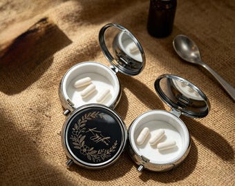 Pastillero metálico personalizado grabado, organizador de medicamentos redondo, almacenamiento compacto (regalo para el Día de la Madre)