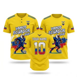 Op de afbeelding: Drie gele voetbalshirts met de tekst "Vamos Ecuador 2026" en een adelaarsafbeelding. De shirts hebben de kleuren van de Ecuadoriaanse vlag en een voetbalontwerp. Eén shirt is aanpasbaar met naam en nummer.