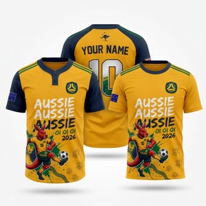 Könnte beinhalten: Drei gelbe Fußballtrikots mit marineblauen Akzenten. Auf der Vorderseite der Trikots steht der Text "AUSSIE AUSSIE AUSSIE" und ein Cartoon-Känguru, das Fußball spielt. Auf der Rückseite eines Trikots steht "YOUR NAME" und die Nummer "10".