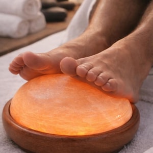 Cúpula de sal natural del Himalaya sobre base de madera