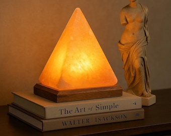 Lámpara piramidal de sal del Himalaya - Luz nocturna de sal rosa tallada a mano con base de madera
