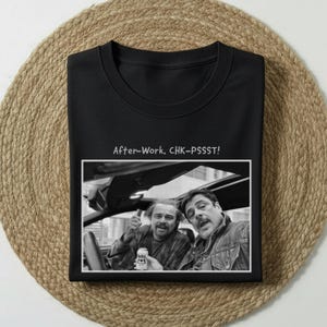 Könnte beinhalten: Schwarzes Sweatshirt mit einem Schwarz-Weiß-Bild von zwei Männern in einem Auto, mit dem Text "After-Work, CHK-PSSST!" über dem Bild. Ein Mann hält eine Bierdose.