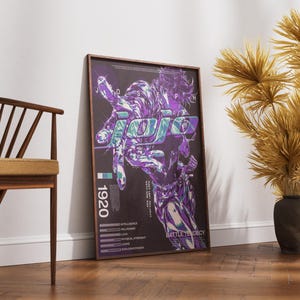 Puede incluir: Un póster enmarcado con una ilustración estilizada en tonos morados, turquesas y blancos. La obra de arte incluye la palabra "JOJO" en una fuente audaz y superpuesta, con texto adicional y un gráfico de una figura. El póster está apoyado en una pared blanca.