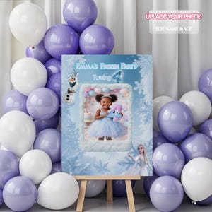 Puede incluir: Decoraci&oacute;n de fiesta con una foto de una ni&ntilde;a sosteniendo un globo con el n&uacute;mero 4, con el texto "Emma's Frozen Party Turning 4". El letrero est&aacute; sobre un caballete, rodeado de globos blancos y morados.