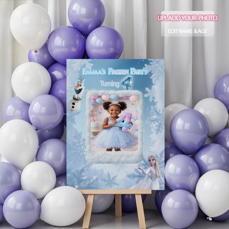 Puede incluir: Decoraci&oacute;n de fiesta con una foto de una ni&ntilde;a sosteniendo un globo con el n&uacute;mero 4, con el texto "Emma's Frozen Party Turning 4". El letrero est&aacute; sobre un caballete, rodeado de globos blancos y morados.