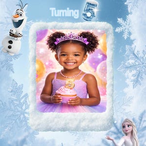 Puede incluir: Una taza de cer&aacute;mica blanca con un asa negra y el texto "But First, Coffee" en negro, con una fuente de estilo manuscrito. La taza est&aacute; sobre una superficie blanca.