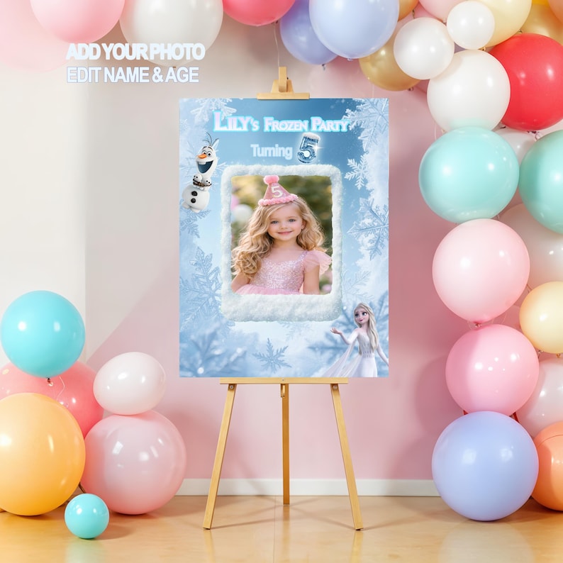 Puede incluir: Un caballete de madera exhibe un letrero de fiesta con una foto de una ni&ntilde;a con un vestido rosa. El letrero dice "Lily's Frozen Party" y "Turning 5". Globos de varios colores, incluyendo rosa, azul y blanco, rodean el letrero.